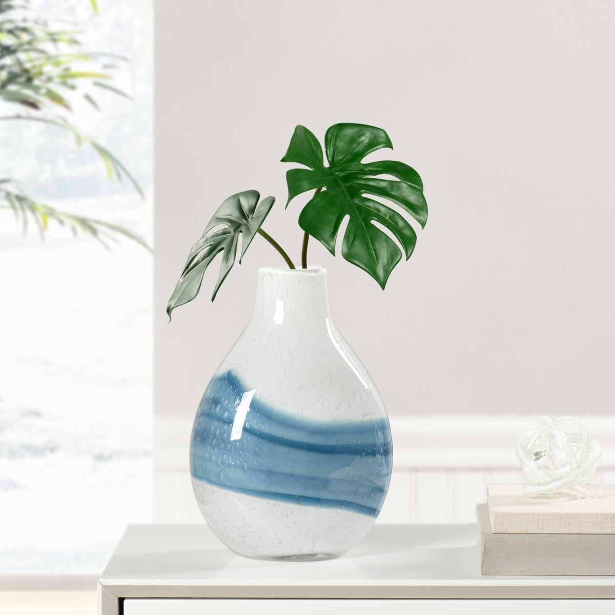Andrea Swirl Vase ampoule en verre blanc - Rustic Furniture Outlet