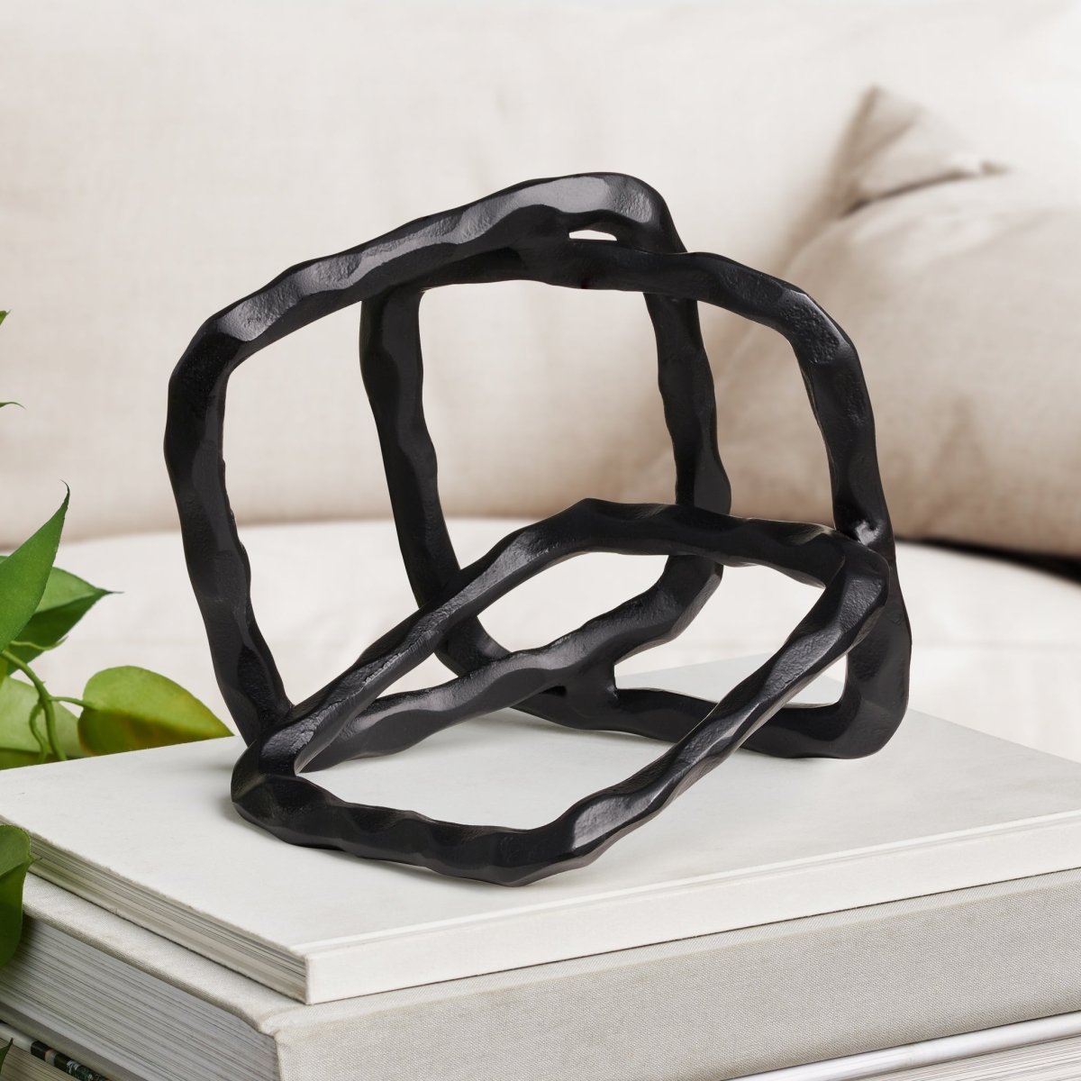 Décor de table à maillons de chaîne en aluminium noir Trio - Rustic Furniture Outlet