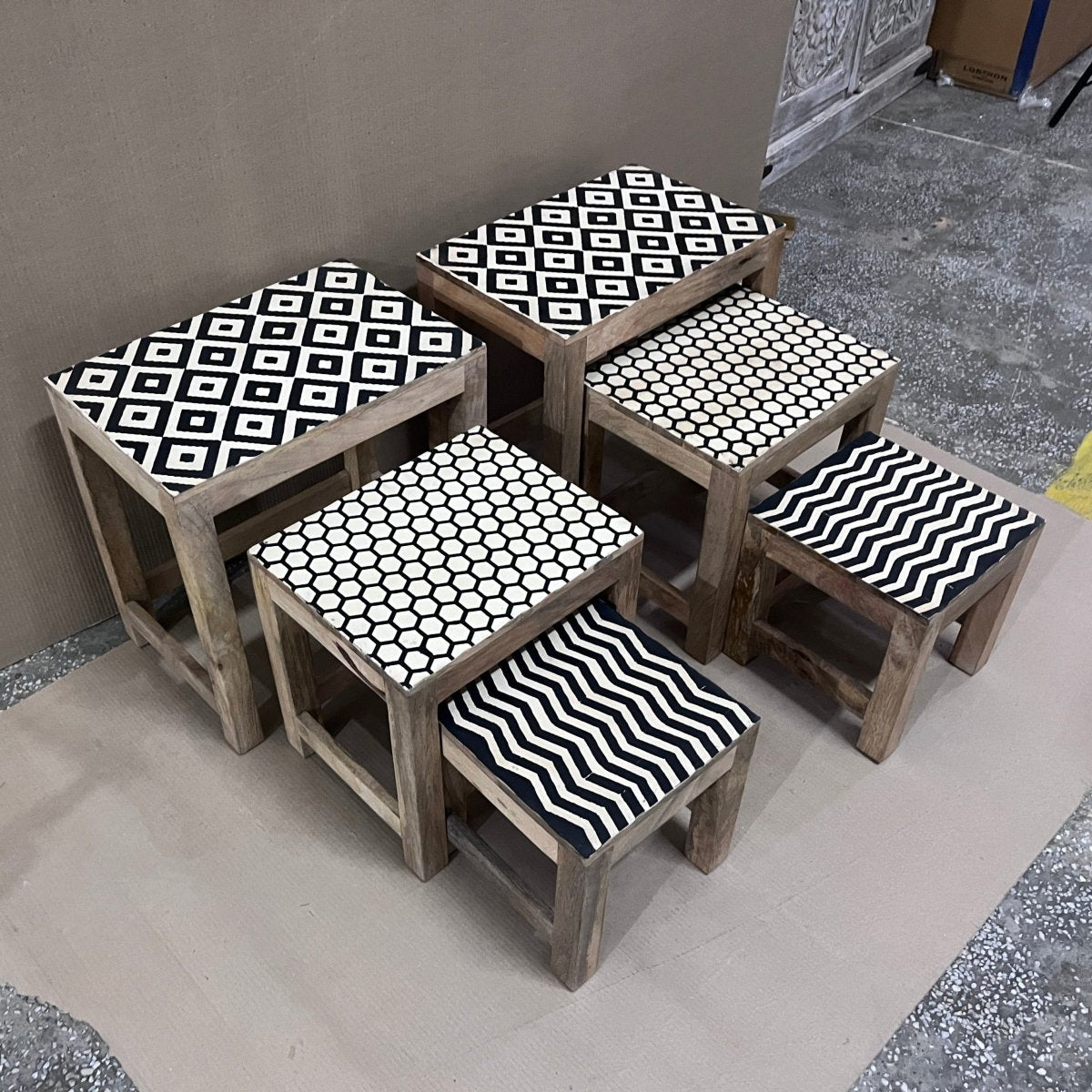 Tables d'appoint gigognes en bois de manguier peintes à la main (ensemble de 3) - Rustic Furniture Outlet