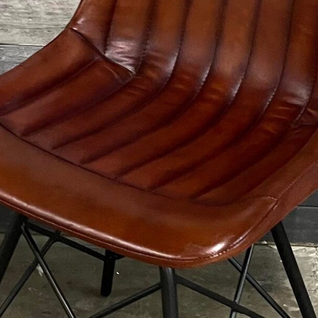 Chaise en cuir industriel avec base en métal - Rustic Furniture Outlet