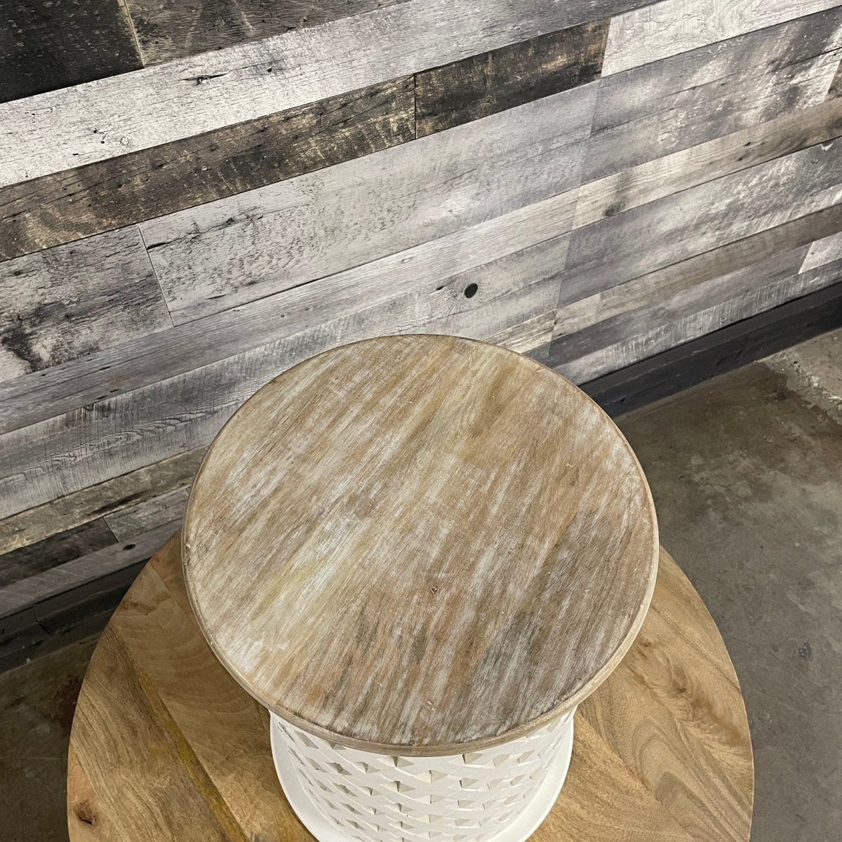Montauk Table d'appoint ronde en bois de manguier blanc - Rustic Furniture Outlet