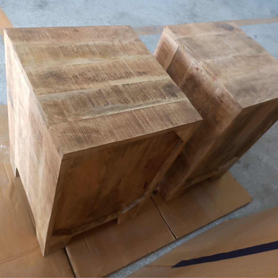 Table de chevet sculptée en ivoire Delight - 26 pouces - Sortie de meubles rustiques