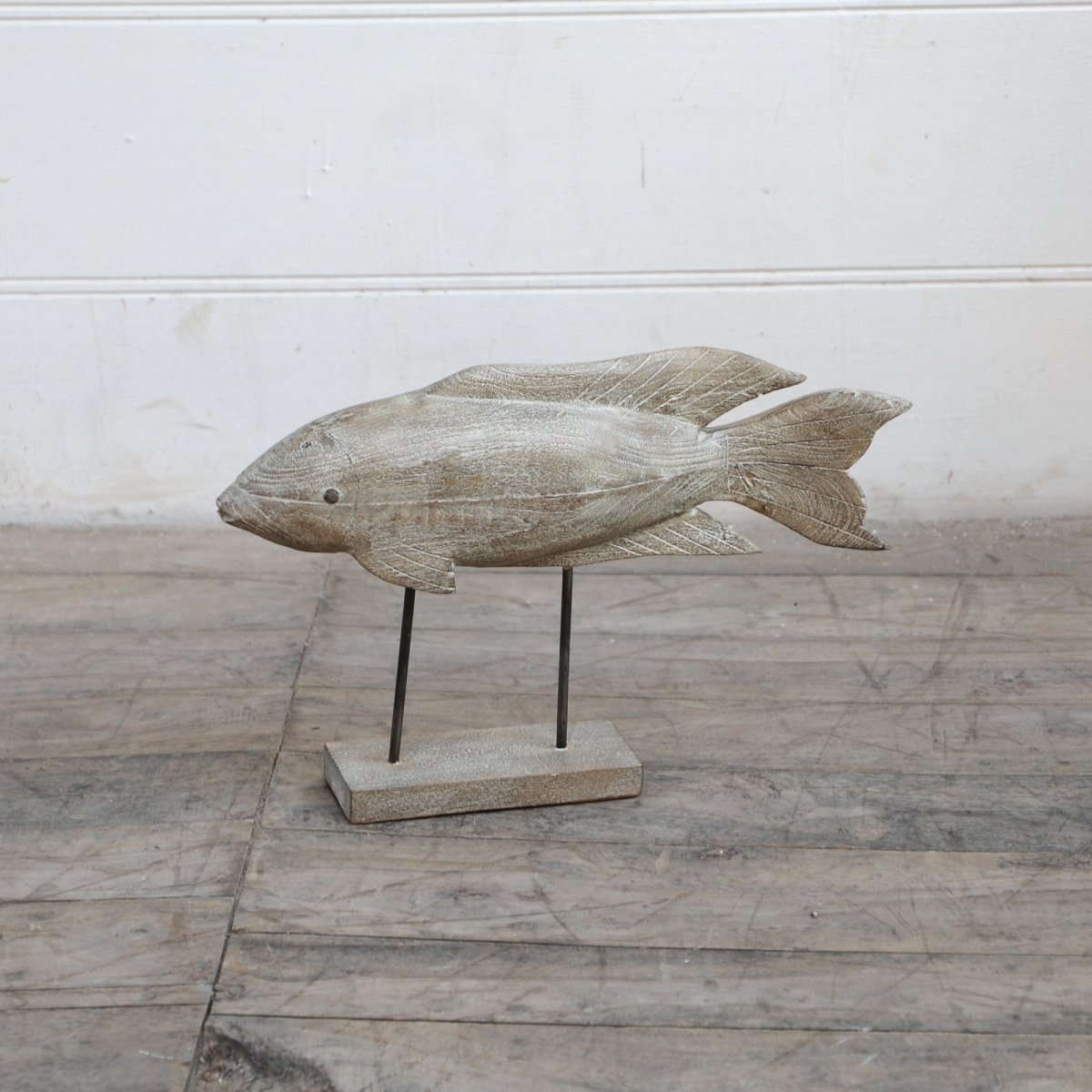 Grand poisson blanc en relief sur Stand - Rustic Furniture Outlet