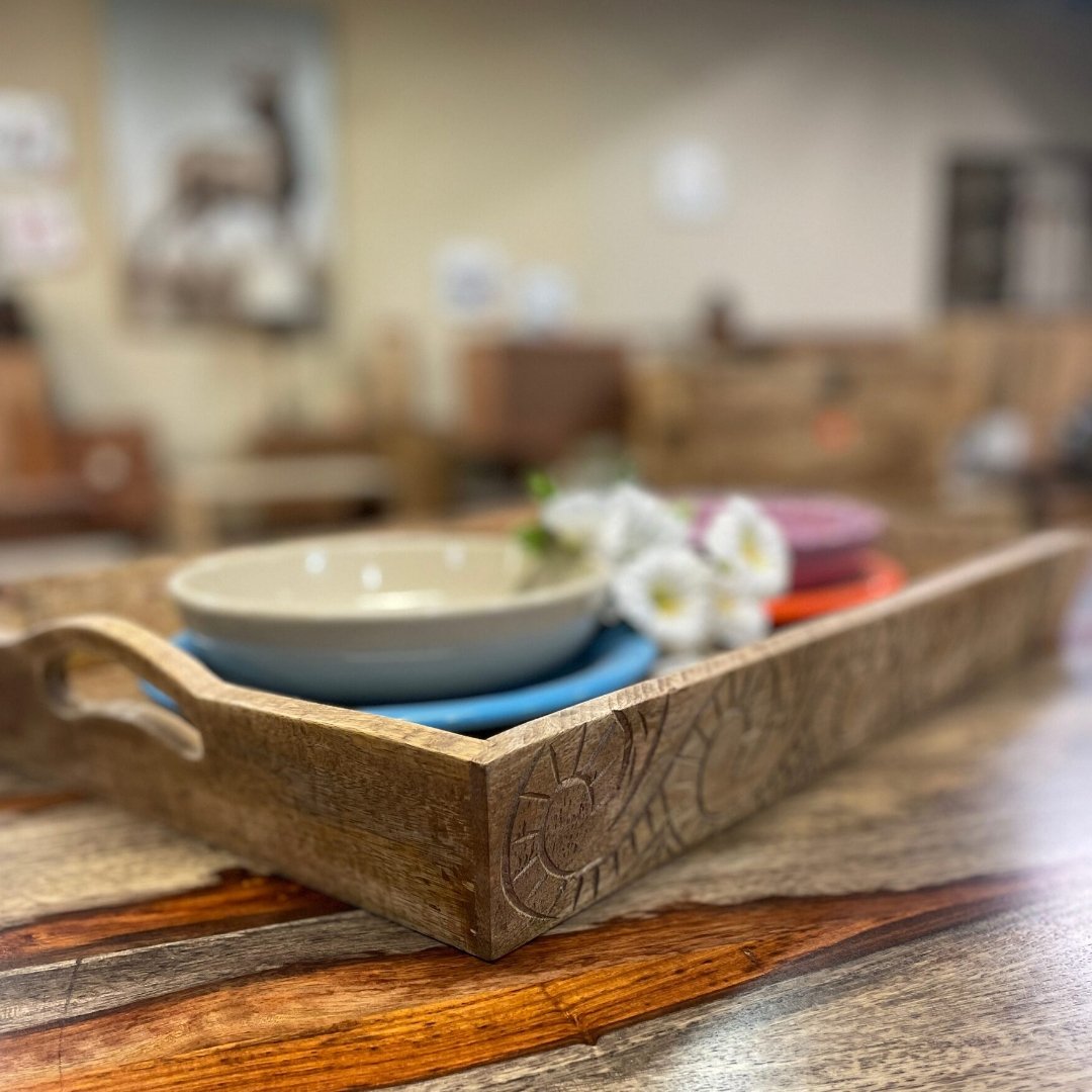 Grand présentoir en bois de manguier avec gravures - Rustic Furniture Outlet