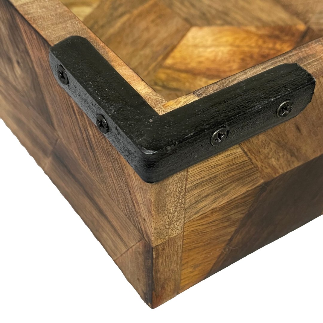 Plateau rectangulaire en bois de manguier avec accents d'angle et poignées en fer - Rustic Furniture Outlet