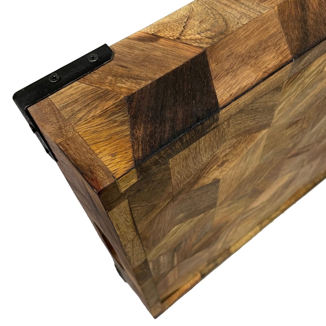 Plateau rectangulaire en bois de manguier avec accents d'angle et poignées en fer - Rustic Furniture Outlet