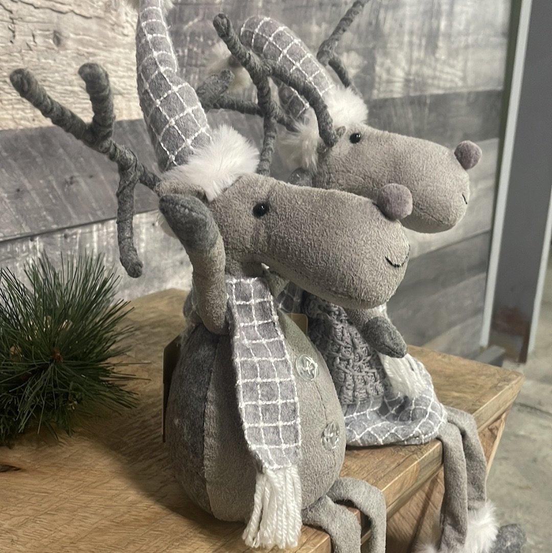 Petites pattes pendantes de renne gris en peluche de Noël debout - Rustic Furniture Outlet