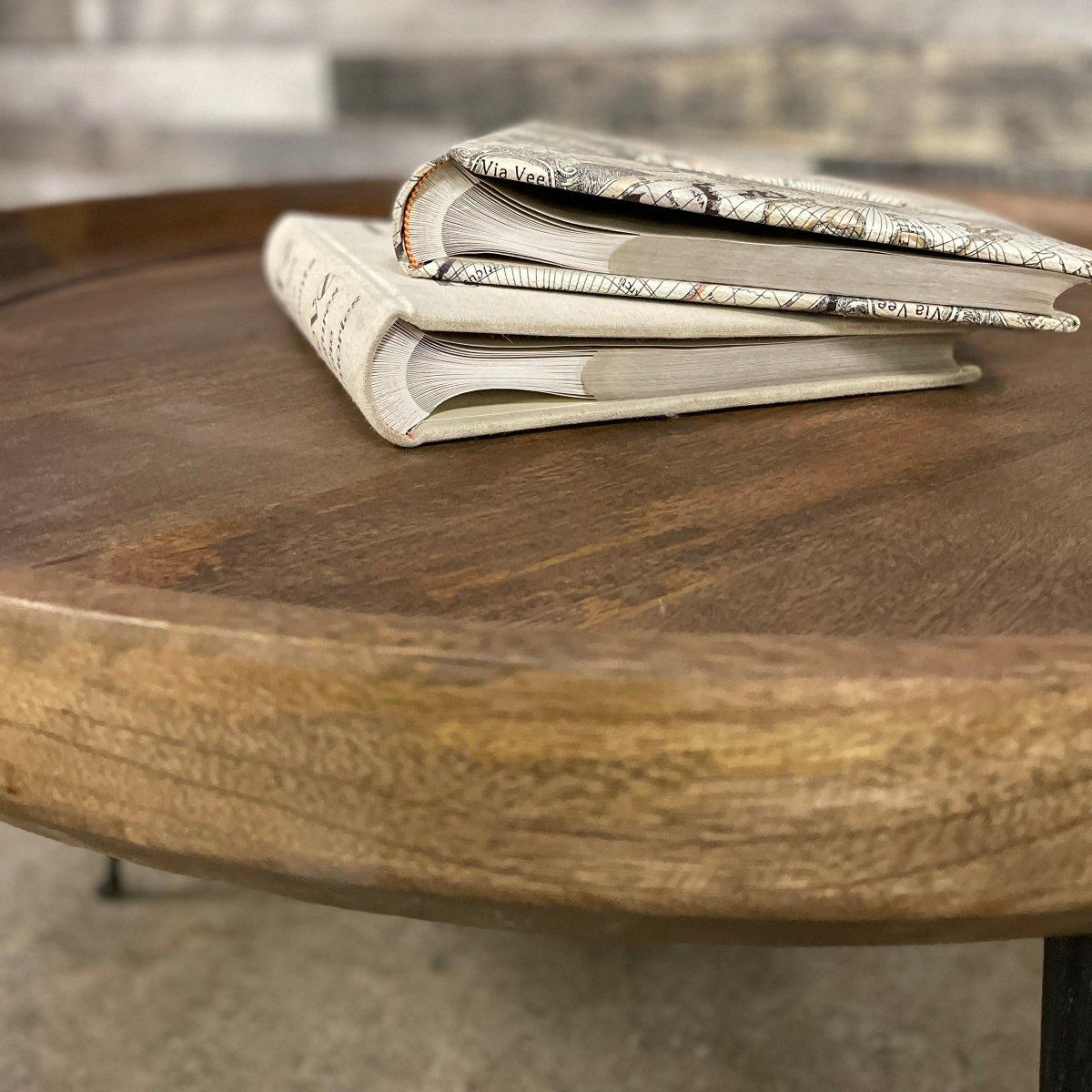 Table basse ronde en bois de manguier noyer Swift avec pieds en métal - Rustic Furniture Outlet